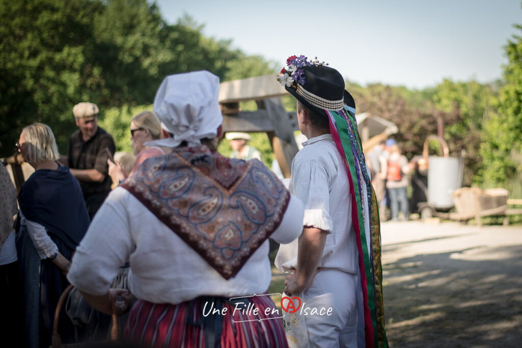 costume-traditionnel-alsacien-coiffes-dAlsace