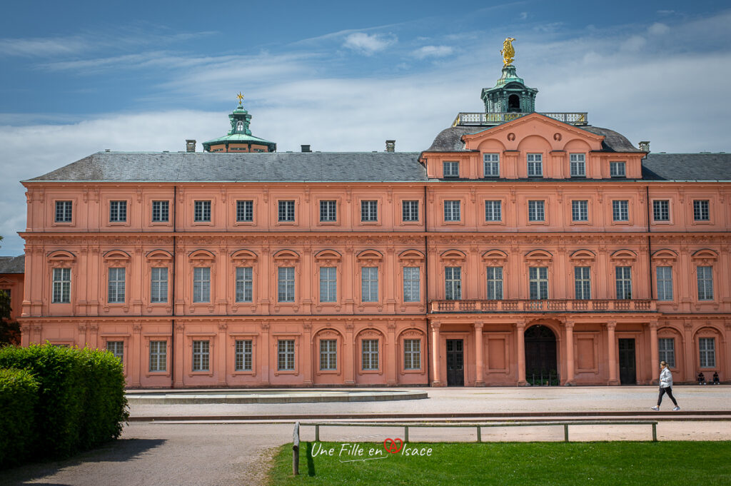 circuit-velo-chateau-baroque-rastatt-allemagne-une-fille-en-alsace