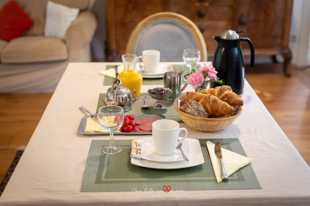 petit-dejeuner-chambre-dhotes-maison-des-5-temps-ferrette-sundgau-Une-Fille-En-Alsace-2024