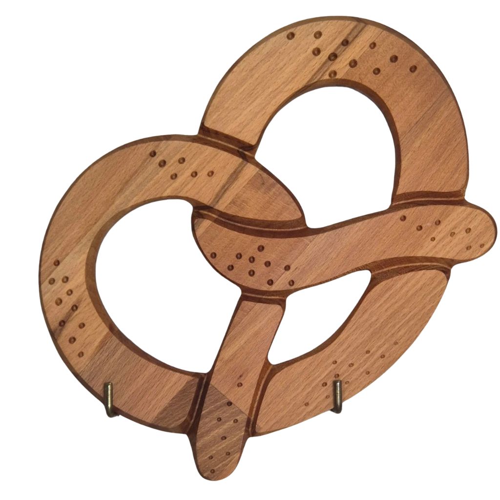 Dessous de plat en bois naturel en forme de bretzel salé, fabriqué artisanalement en Alsace par Bretzheim.