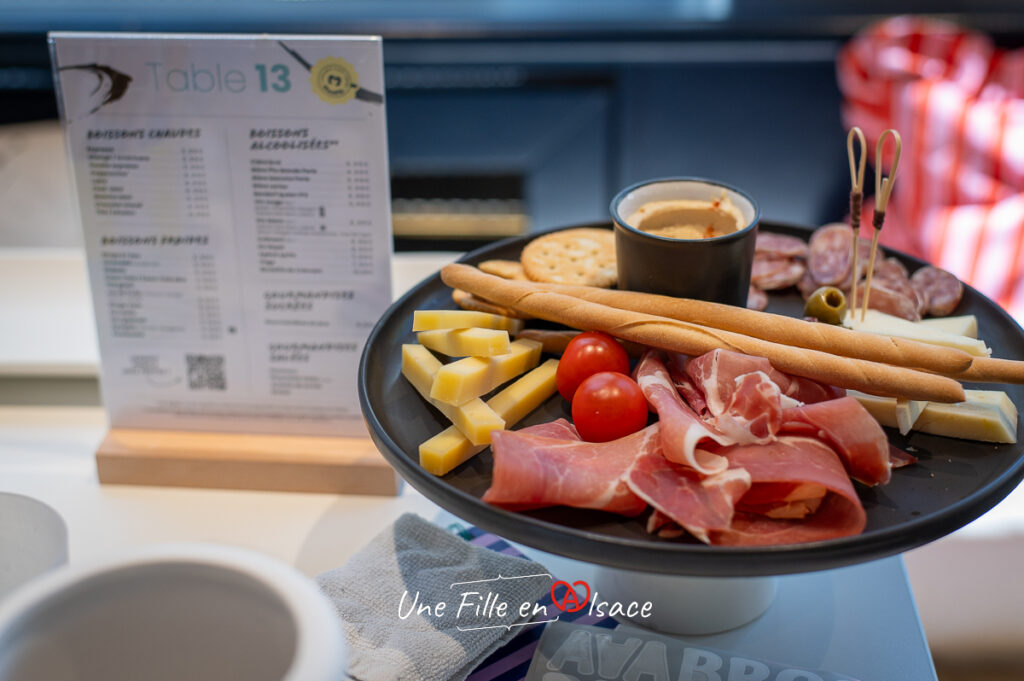 plateau-fromage-charcuterie-Manifik-ceramic-coffee-shop-strasbourg-Une-Fille-En-Alsace-2025