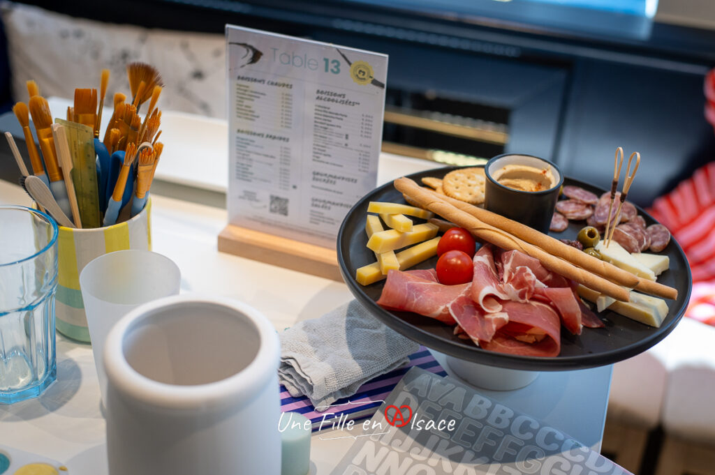 plateau-fromage-charcuterie-Manifik-ceramic-coffee-shop-strasbourg-Une-Fille-En-Alsace-2025