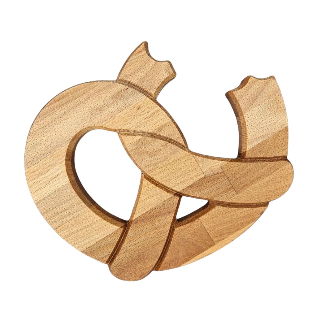 Dessous de plat en bois en forme de bretzel croqué, création artisanale alsacienne Bretzheim.