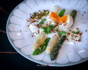 Recette printanière aux Asperges d’Alsace avec œuf mollet coulant et sauce citronnée Celine-Schnell-Une-Fille-En-Alsace-2026