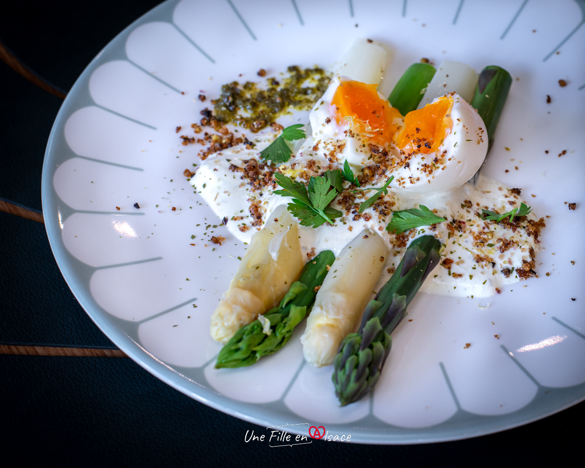 Recette printanière aux Asperges d’Alsace avec œuf mollet coulant et sauce citronnée Celine-Schnell-Une-Fille-En-Alsace-2026